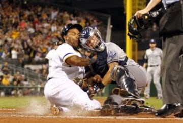 Choque entre Nick Hundley (San Diego) y Marlon Byrd durante el encuentro de beisbol San Diego Padres - Pittsburgh Pirates.