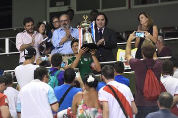 rofeo Vallecas 

Uno de los clásicos del fútbol madrileño. Establecido por el Rayo Vallecano, la primera edición de este trofeo data del año 1970, cuando los de la franja se impusieron por un gol a cero al Atlético de Madrid. Sin disputarse desde 2019, el conjunto de la capital es el que más títulos ha conseguido, con 21, siendo seguido por el Valladolid, con 3.