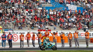 Fernández paseó la bandera de Valencia y de España en la vuelta de honor.