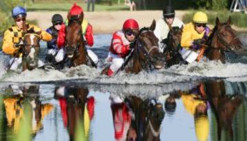 Un grupo de jinetes cruzando un lago en Hamburgo durante la llamada Alpine Motorenoel-Seejagdrennen