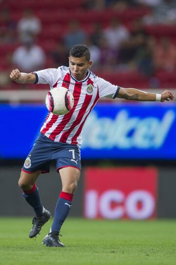 A sus 21 años ya guarda la media cancha de Chivas como todo un experimentado. Su habilidad con el balón y potencia son sus mayores capacidades, lo que lo han colocado como pieza clave en su club. Fue llamado regularmente a la Selección Mexicana durante el primer semestre del 2017 y buscará regresar al radar de Juan Carlos Osorio de cara al Mundial de Rusia 2018.