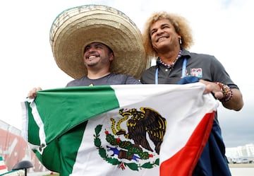 Un fan con Carlos 'Pibe' Valderrama.