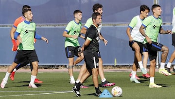 Quique Flores, dirigiendo en un entrenamiento.