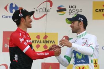 Alberto Contador segundo, felicita a Alejandro Valverde, ganador de la Volta, en el podio de Barcelona.