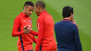 El t&eacute;cnico del PSG, Unai Emery, con Kylian Mbapp&eacute; y Neymar durante un entrenamiento.