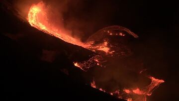 Kilauea (United States), 20/12/2020.- A handout webcam photo made available by the United States Geological Survey (USGS) shows the northern fissure producing a lava fountain at roughly 50 m after an eruption at Halema&#039;uma&#039;u crater of the Kilaue