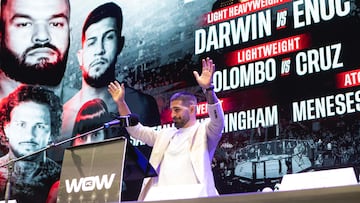 Ilia Topuria moderando la rueda de prensa de WOW 22.