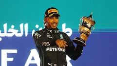 Pese a que ha comenzado la temporada con el peor Mercedes de la era híbrida (desde 2014), el británico sigue batiendo estadísticas. En esta ocasión, pasa a liderar la de los podios en años consecutivos, algo que se daba por seguro pero que logró a la primera de cambio gracias al doble abandono de Red Bull que le dio el tercer puesto en Bahréin. Desde que debutó en la F1, no ha habido ninguna campaña que haya faltado a su cita con el champán.

