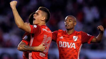 River Plate's defender Milton Casco (hidden-L) celebrates with teammates Colombian forward Rafael Borre (C) and Uruguayan midfielder Nicolas De la Cruz after scoring a goal against Atletico Tucuman during their Argentina First Division Superliga football match at El Monumental stadium, in Buenos Aires, on October 15, 2017. / AFP PHOTO / ALEJANDRO PAGNI