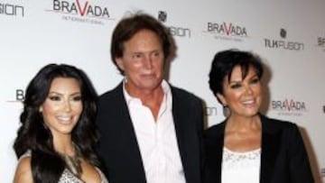 Bruce Jener, en el centro, junto a Kim Kardashian y su madre.