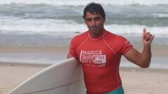 El surfista Leo Neves con licra de competici&oacute;n. Falleci&oacute; durante un evento de surf en Brasil.