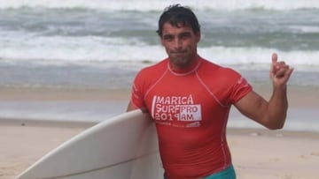 El surfista Leo Neves con licra de competición. Falleció durante un evento de surf en Brasil.