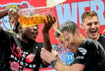 Los jugadores del Bayer Leverkusen bañan en cerveza a Xabi Alonso en la rueda de prensa y tras conseguir el histórico primer título en la Bundesliga.