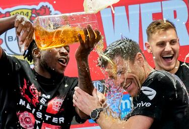 Los jugadores del Bayer Leverkusen bañan en cerveza a Xabi Alonso en la rueda de prensa y tras conseguir el histórico primer título en la Bundesliga.
