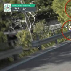 Estremecedora caída: la bici por los aires y el ciclista por el barranco