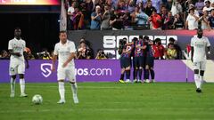 Los jugadores del Barcelona celebran el gol de Raphinha ante los desolados madridistas.