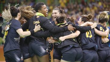 Las españolas celebran la victoria ante Brasil.