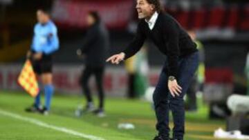 Milito, dando indicaciones en el banquillo sur del estadio El Campín.