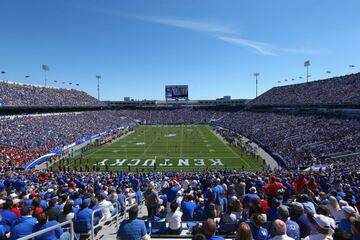 Commonwealth Stadium, capacidad para 56mil 302 aficionados