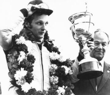 Niki Lauda es un ex piloto austríaco de Fórmula 1. Fue campeón del mundo en 1975, 1977 y 1984, subcampeón en 1976, y cuarto en 1974 y 1978. Su primera victoria fue en el Gran Premio de España de 1974