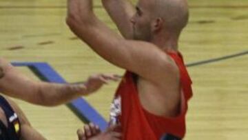 El jugador  Xavi Rey controla el esf&eacute;rico durante un entrenamiento que  la selecci&oacute;n espa&ntilde;ola de baloncesto.