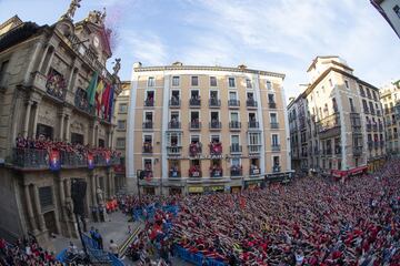 La plantilla de Osasuna en el balcón del Ayuntamiento de Pamplona arropados por los aficionados rojillos.