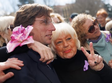 El alcalde de Madrid, José Luis Martínez-Almeida, posa con una mujer que ha participado en un flashmob coordinado por los centros municipales de mayores, a 6 de marzo de 2023, en Madrid (España). 