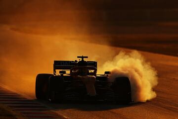 El piloto británico Lando Norris bloquea una rueda al frenar en los test de pretemporada de la Fórmula 1 en el Circuito de Catalunya, Barcelona, España.