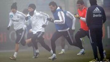 Benzema, Callejón, Arbeloa y Casillas se ejercitan ante la mirada de Mourinho.
