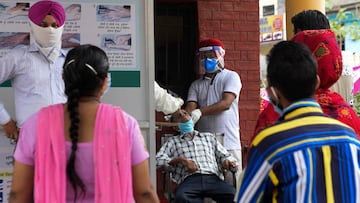 Health officials collect a nasal swab sample from a man to test for the Covid-19 coronavirus, at a hospital in Amritsar on September 2, 2020. (Photo by NARINDER NANU / AFP)