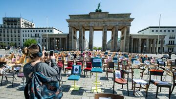 Los restaurantes de Berl&iacute;n (Alemania) colocaron casi 800 sillas delante de la Puerta de Brandemburgo para manifestar la dif&iacute;cil situaci&oacute;n que atraviesa el sector.