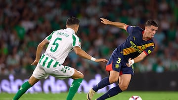 Miguel Gutiérrez se va de Bartra en el estreno del Girona en esta Liga.