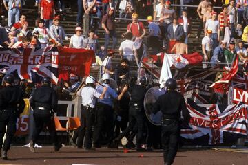 En esos a?os, en Inglaterra se produjo el fen¨®meno 'hooligans' que permit¨ªa a los j¨®venes juntarse en masa con la escusa del f¨²tbol para beber y pelearse. Estos grupos ya hab¨ªan participado de altercados tanto dentro como fuera de Inglaterra.