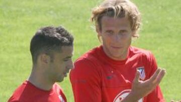 El extremo portugués, Simao Sabrosa, uno de los jugadores más en forma de la plantilla rojiblanca, vuelve al equipo después de cumplir ante el Betis un partido de sanción.