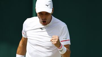 Roberto Bautista celebra un punto contra Fabio Fognini en Wimbledon.