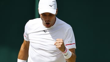 Roberto Bautista celebra un punto contra Fabio Fognini en Wimbledon.