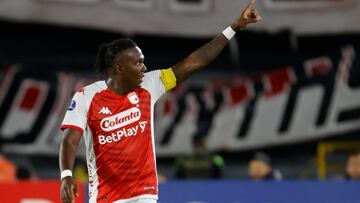 AMDEP4003. BOGOTÁ (COLOMBIA), 08/06/2023.- Hugo Rodallega de Santa Fe celebra su gol hoy, en un partido de la fase de grupos de la Copa Sudamericana entre Independiente Santa Fe y Universitario en el estadio El Campín en Bogotá (Colombia). EFE/ Mauricio Dueñas Castañeda
