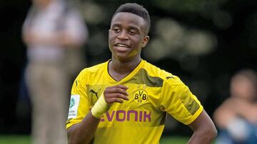 El delantero de 15 años, Youssoufa Moukoko, durante un partido del Borussia Dortmund.