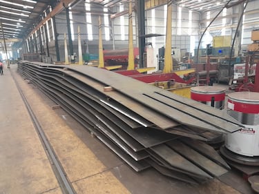 Los pilares de la cubierta constituirán las columnas principales de la fachada y de sección rectangular (cerrada) de 1.200x760 mm, además de otros de 1.400x850 mm y de 1.400x760 mm con una base de placas que formarán secciones armadas con rigidizadores longitudinales y transversales.