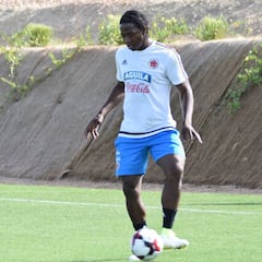 Pékerman entrena con 14 jugadores en Murcia