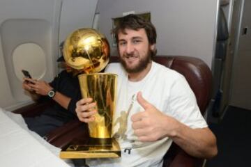 Los campeones de la NBA disfrutaron del viaje de vuelta a Oakland sin perder de vista el preciado trofeo Larry O'Brien.