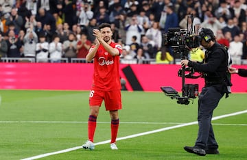 El público del Santiago Bernabéu en pie para homenajear a Jesús Navas. 