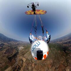 Un español realiza una maniobra única en Wingsuit