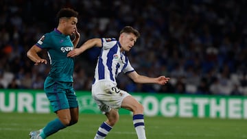 SAN SEBASTIÁN , 03/10/2024.- El jugador de la Real Sociedad Beñat Turrientes (dcha) pelea por el balón con el jugador del Anderlecht Mario Stroeykens, durante el partido de Liga Europa que disputan este jueves en el estadio Reale Arena de San Sebastián. EFE/Juan Herrero