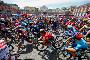 El pelot¨®n durante la octava etapa del Giro de Italia 2022.