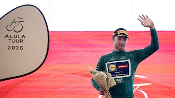 Jonathan Milan, en el podio del AlUla Tour.