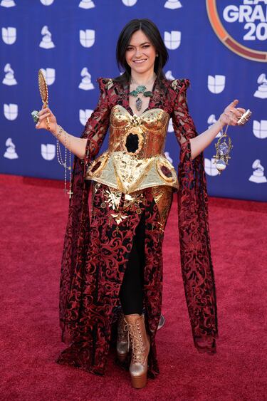 Ali Stone posa en la alfombra roja de los Latin Grammys 2025 celebrados en el MGM Grand Las Vegas.  



 
 