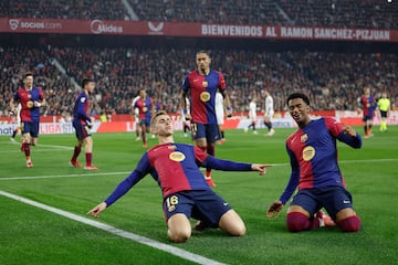 El partido comenz con intensidad, y el Sevilla logr empatar rpidamente tras el gol inicial del Bar?a. Sin embargo, en la segunda mitad, el conjunto blaugrana tom el control del encuentro. Fermn Lpez marc al minuto de ingresar al campo, aunque fue expulsado poco despus. Raphinha y Eric Garca sentenciaron el partido con sus goles, asegurando una victoria clave para el Barcelona.

Con este triunfo, el Bar?a se coloc a dos puntos del liderato, manteniendo la presin sobre sus rivales en la lucha por el ttulo.