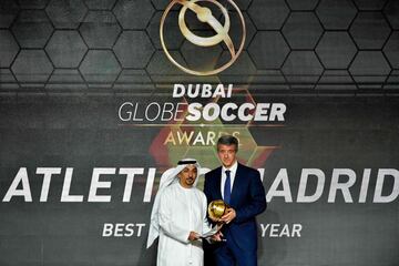 Miguel Ángel Gil Marín, CEO del Atlético de Madrid, con el trofeo al Mejor Equipo del año 2018.