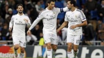 Los jugadores del Real Madrid celebran en un partido de la fase de grupos de la Champions League. 